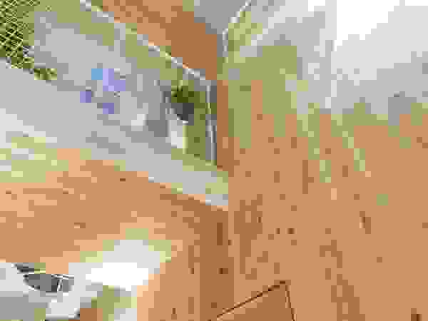 ディンプル建築設計事務所 Modern corridor, hallway & stairs Solid Wood Wood effect