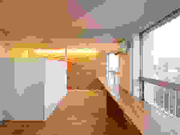 ディンプル建築設計事務所 Modern living room Solid Wood Wood effect