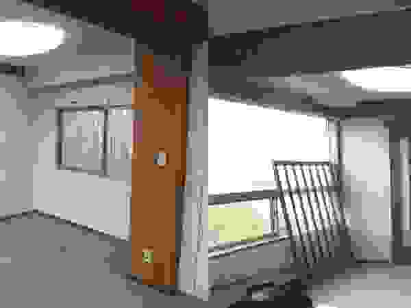 ディンプル建築設計事務所 Modern living room Synthetic Grey