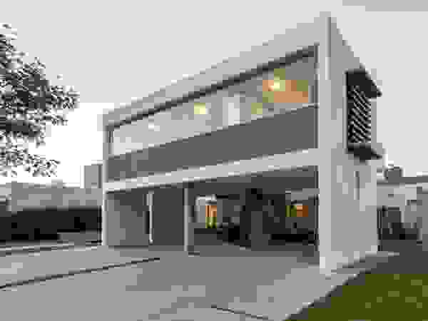 barqs bisio arquitectos Modern houses