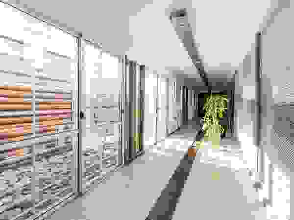barqs bisio arquitectos Modern corridor, hallway & stairs