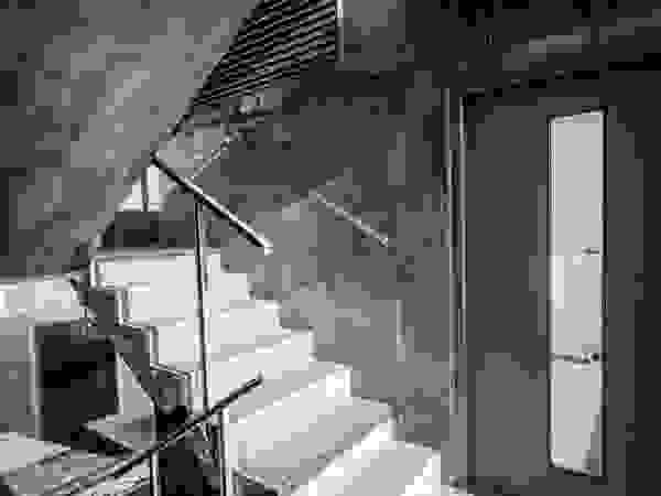 barqs bisio arquitectos Modern corridor, hallway & stairs