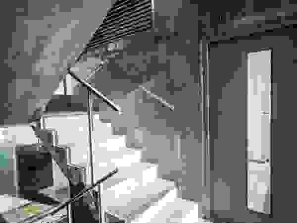 barqs bisio arquitectos Modern corridor, hallway & stairs