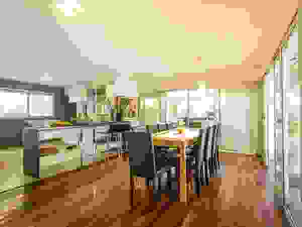 barqs bisio arquitectos Modern dining room