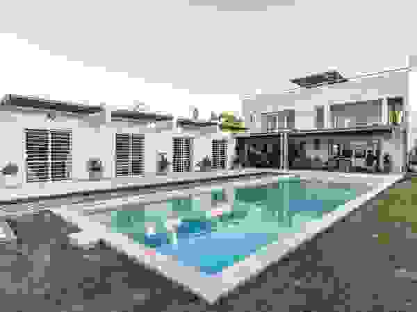 barqs bisio arquitectos Modern pool