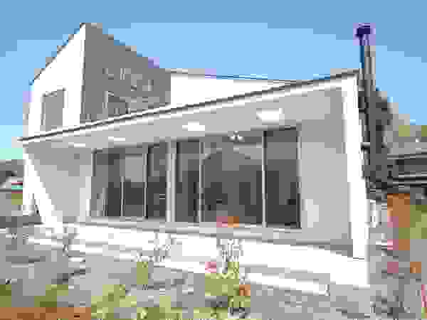 合同会社 栗原弘建築設計事務所 Modern Houses Metal White