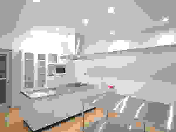 合同会社 栗原弘建築設計事務所 Sala multimediale moderna Gomma Bianco