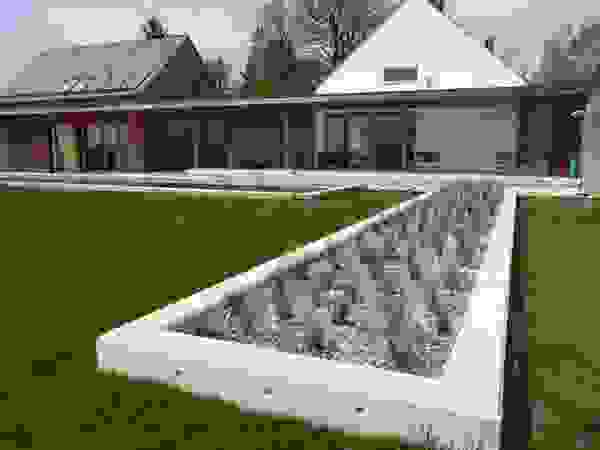 BEGRÜNDER Minimalist pool