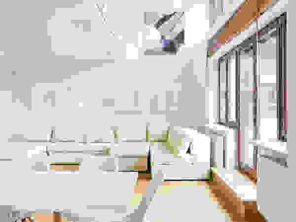 Apartament z widokiem na Wawel Tarna Design Studio Nowoczesny salon Biały