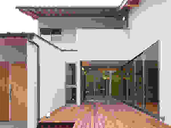 一級建築士事務所 Eee works Modern houses Multicolored