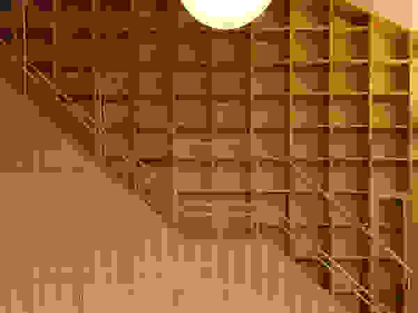 一級建築士事務所 Eee works Modern corridor, hallway & stairs Wood effect