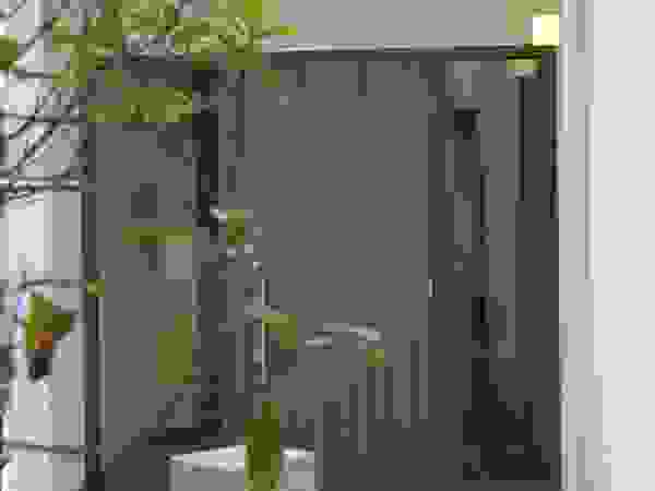 一級建築士事務所 Eee works Modern corridor, hallway & stairs Multicolored