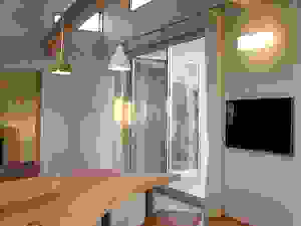 一級建築士事務所 Eee works Modern living room Multicolored