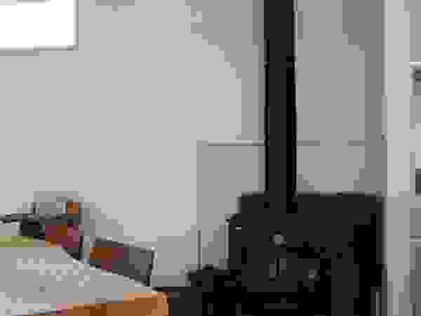 一級建築士事務所 Eee works Modern living room Multicolored