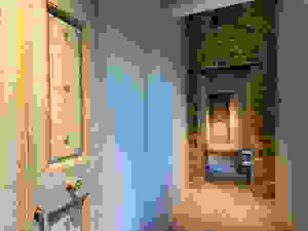 Porte del Passato Corridor, hallway & stairsAccessories & decoration Kayu Multicolored