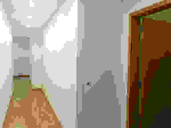 Happy Ideas At Home - Arquitetura e Remodelação de Interiores Modern Corridor, Hallway and Staircase Bricks White