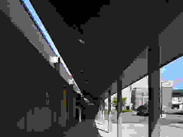 原口剛建築設計事務所 Modern corridor, hallway & stairs