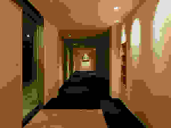 原口剛建築設計事務所 Modern corridor, hallway & stairs