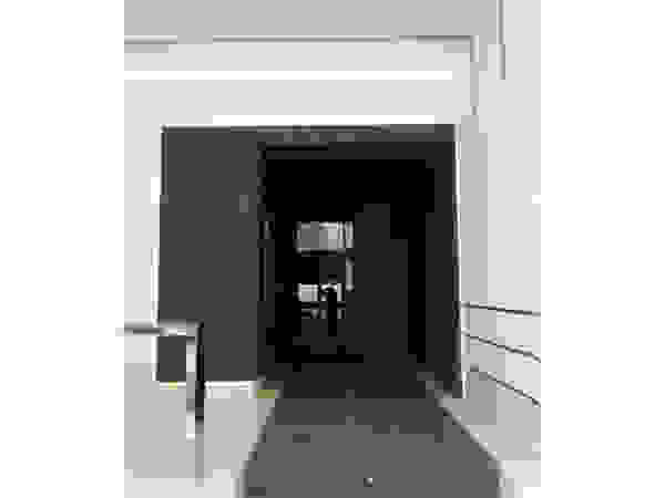 Portal tesifonte torradoarquitectura Modern Corridor, Hallway and Staircase