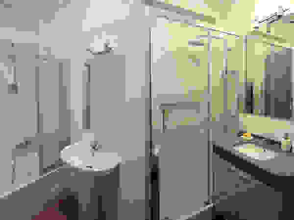 Happy Ideas At Home - Arquitetura e Remodelação de Interiores Modern Bathroom