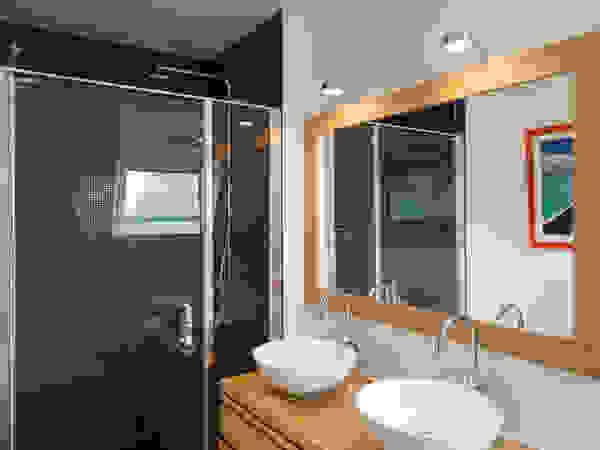 19 DEGRES Modern Bathroom