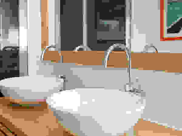 19 DEGRES Modern Bathroom