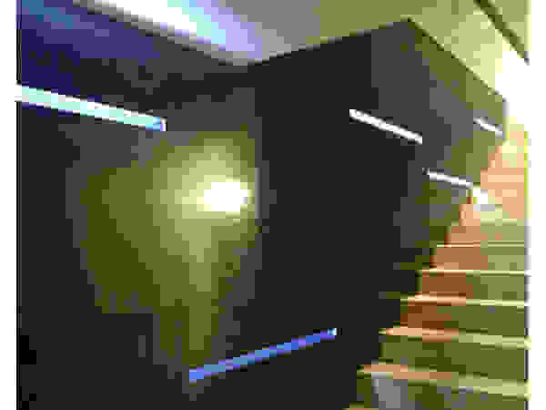 STUDIO DI ARCHITETTURA RAFFIN Modern corridor, hallway & stairs Iron/Steel Black