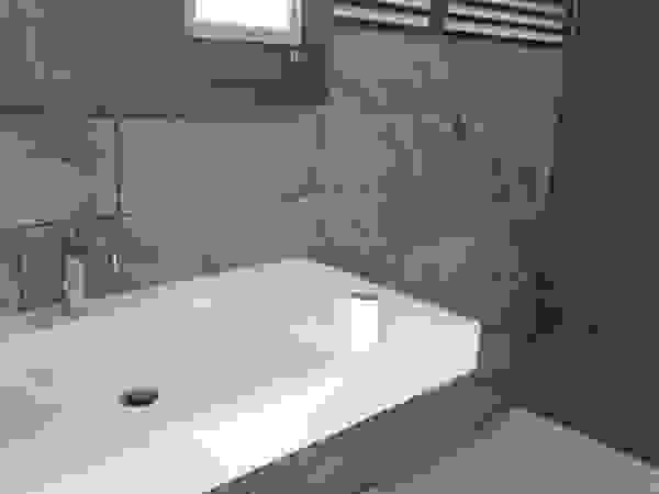 Hogar y Cerámica S.A. de C.V. Modern bathroom Ceramic Grey