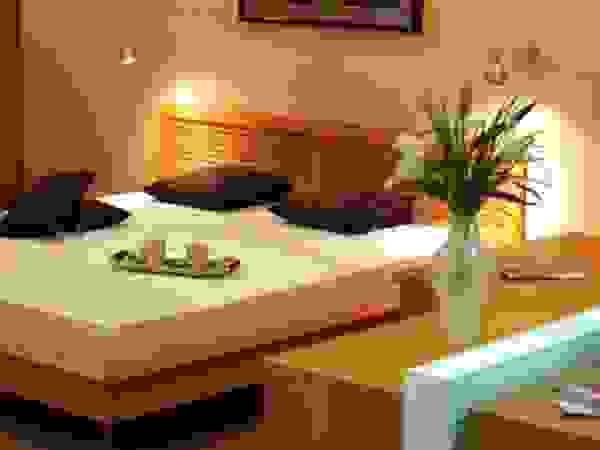ANDREAS BIELER.sinnvoll gestalten mit Feng Shui Modern style bedroom Wood Brown