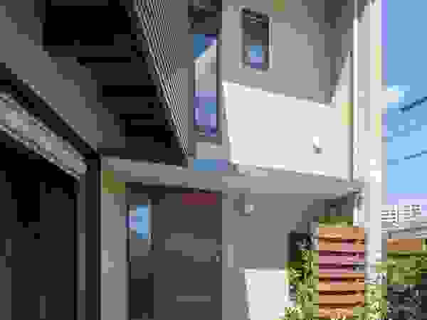 アトリエ・ブリコラージュ一級建築士事務所 Eclectic style windows & doors Tiles Wood effect