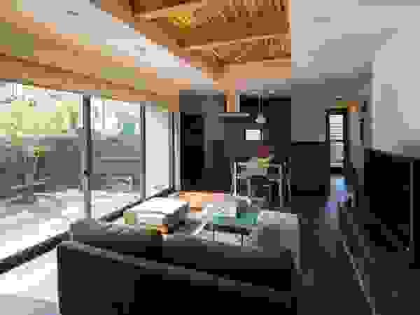 アトリエ・ブリコラージュ一級建築士事務所 Eclectic style living room Wood Brown