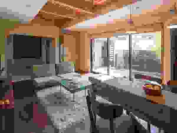 アトリエ・ブリコラージュ一級建築士事務所 Eclectic style dining room Wood Brown