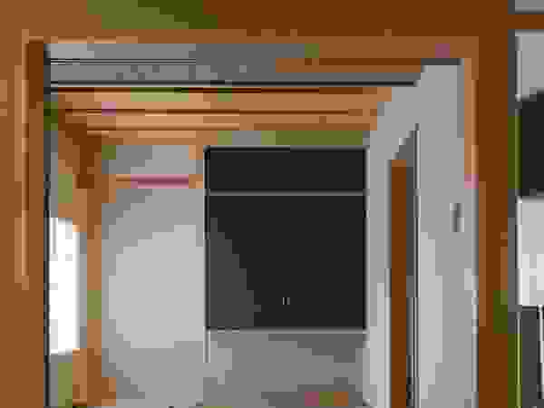 アトリエ・ブリコラージュ一級建築士事務所 Eclectic style media room Bamboo Brown