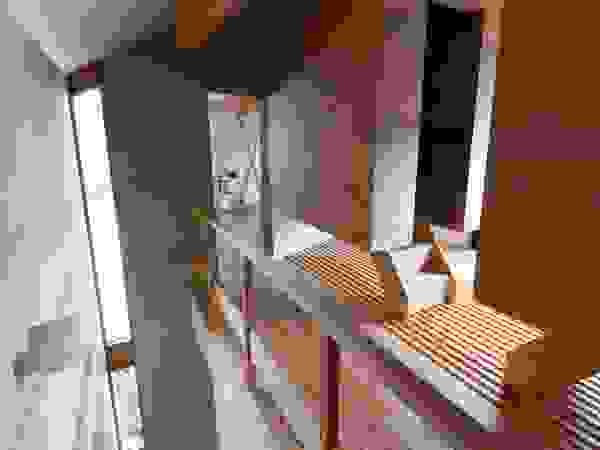 アトリエ・ブリコラージュ一級建築士事務所 Eclectic style corridor, hallway & stairs Wood Brown
