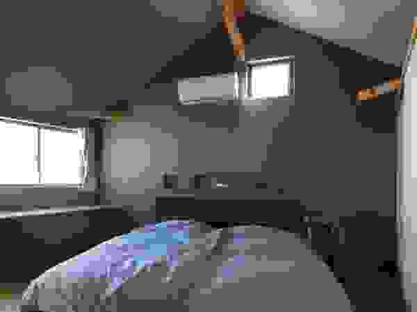アトリエ・ブリコラージュ一級建築士事務所 Eclectic style bedroom Wood Brown