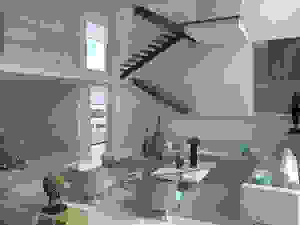 Area5 arquitectura SAS Salas de estar modernas Cinza