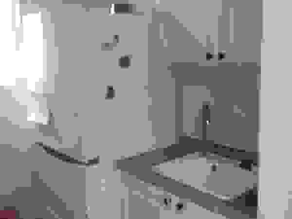 구름집 02-338-6835 Garage/shed White