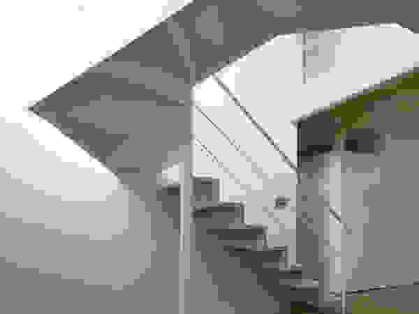 一級建築士事務所 Atelier Casa Minimalist corridor, hallway & stairs Iron/Steel White