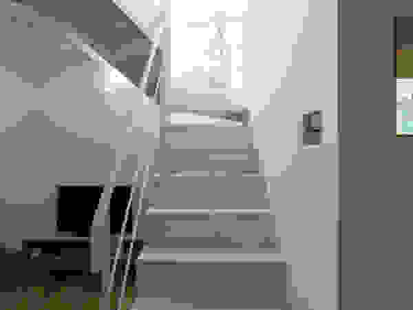 一級建築士事務所 Atelier Casa Minimalist corridor, hallway & stairs Wood White