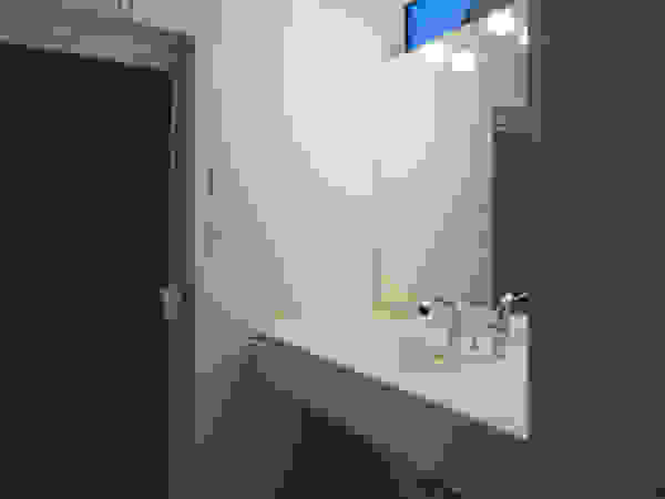 一級建築士事務所 Atelier Casa Minimalist style bathroom White