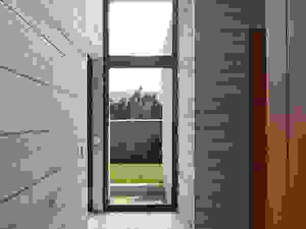 Casa oZsO Martin Dulanto Modern Corridor, Hallway and Staircase