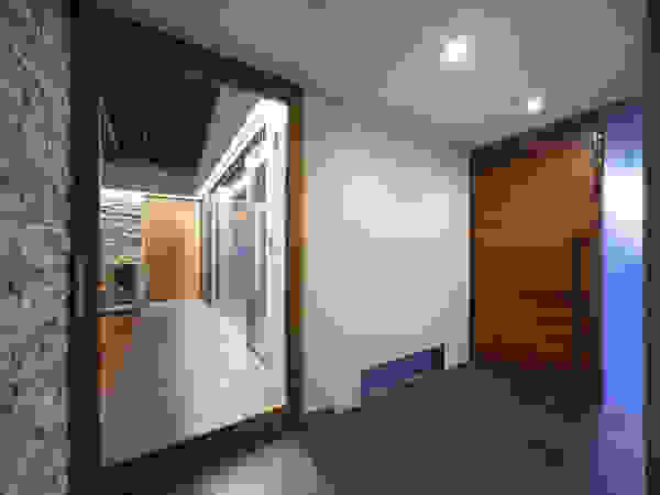 ISDアーキテクト一級建築士事務所 Modern Corridor, Hallway and Staircase Tiles Black
