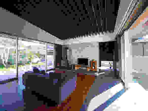 ISDアーキテクト一級建築士事務所 Modern Living Room Tiles Black