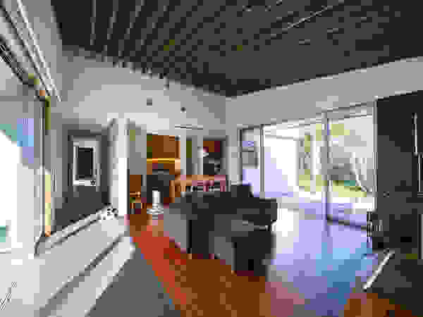 ISDアーキテクト一級建築士事務所 Modern Living Room Tiles Black