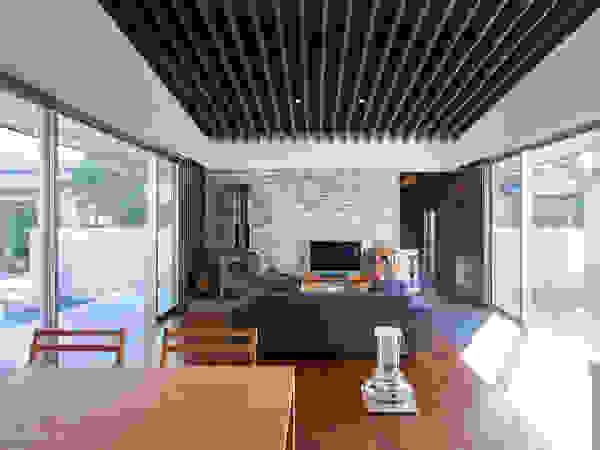 ISDアーキテクト一級建築士事務所 Modern Dining Room Wood Black