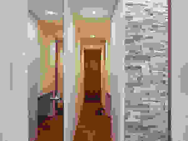 ISDアーキテクト一級建築士事務所 Modern Corridor, Hallway and Staircase Stone White
