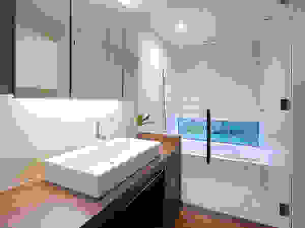 ISDアーキテクト一級建築士事務所 Modern Bathroom Tiles White