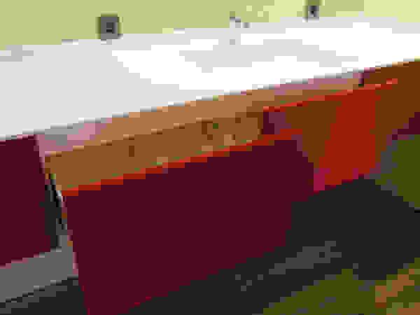 Waschtisch: Corian meets Red Schreinerei Haas Mathias Moderne Badezimmer