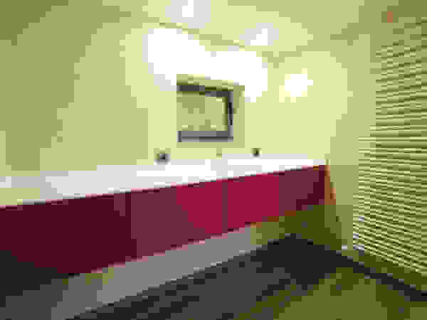 Waschtisch: Corian meets Red Schreinerei Haas Mathias Moderne Badezimmer
