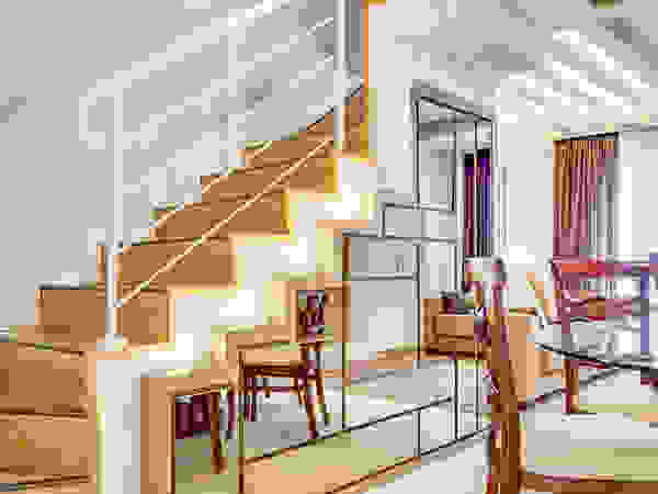 Juliana Lahóz Arquitetura Modern corridor, hallway & stairs